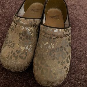 Dansko size 39. Cheetah print with silver and gold. Excellent used condition.